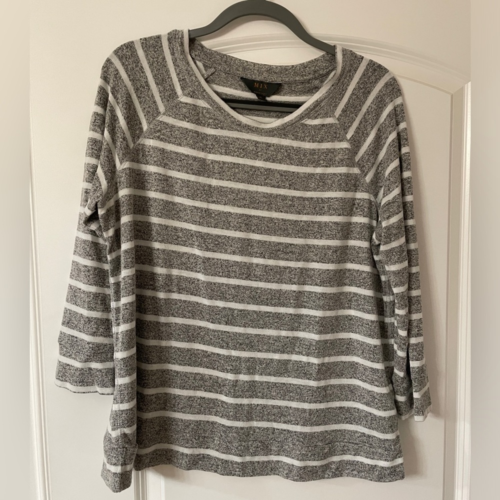 Mix by 61 Hawthorn ladies XL gray & white striped sweater. 3/4 sleeve. Like new.